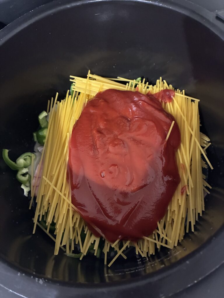ナポリタンの材料をホットクックに入れた様子