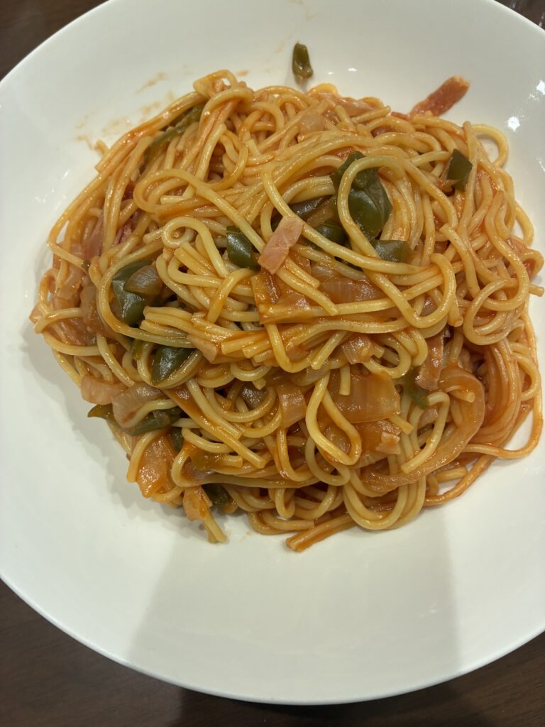 ナポリタンを盛り付けした様子