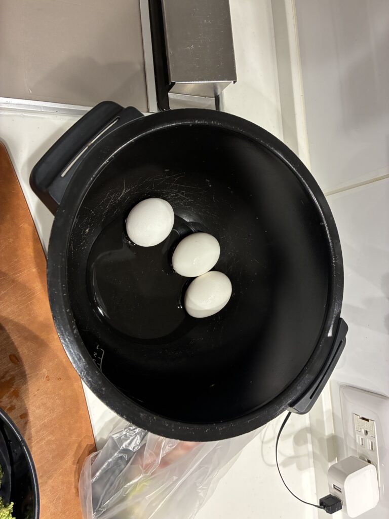 ホットクックに茹で卵の材料をセットした様子
