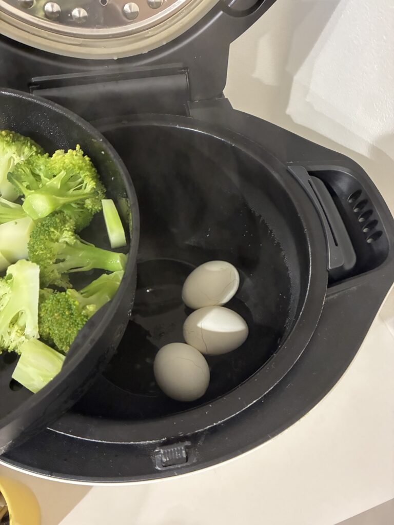 ホットクックの蒸しトレイにブロッコリーをセットした様子