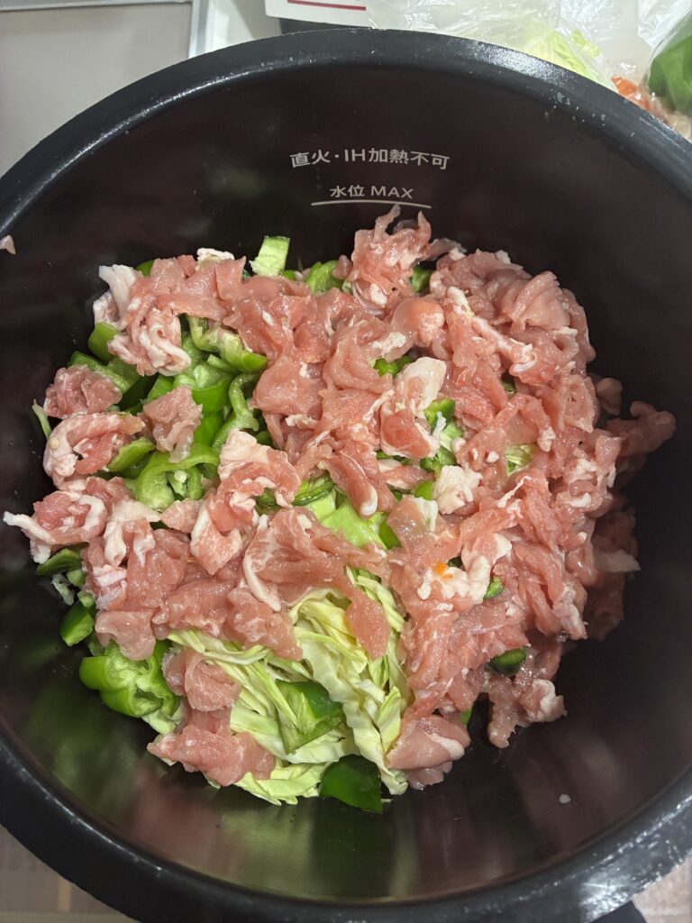 野菜炒めの材料をホットクックに入れた様子