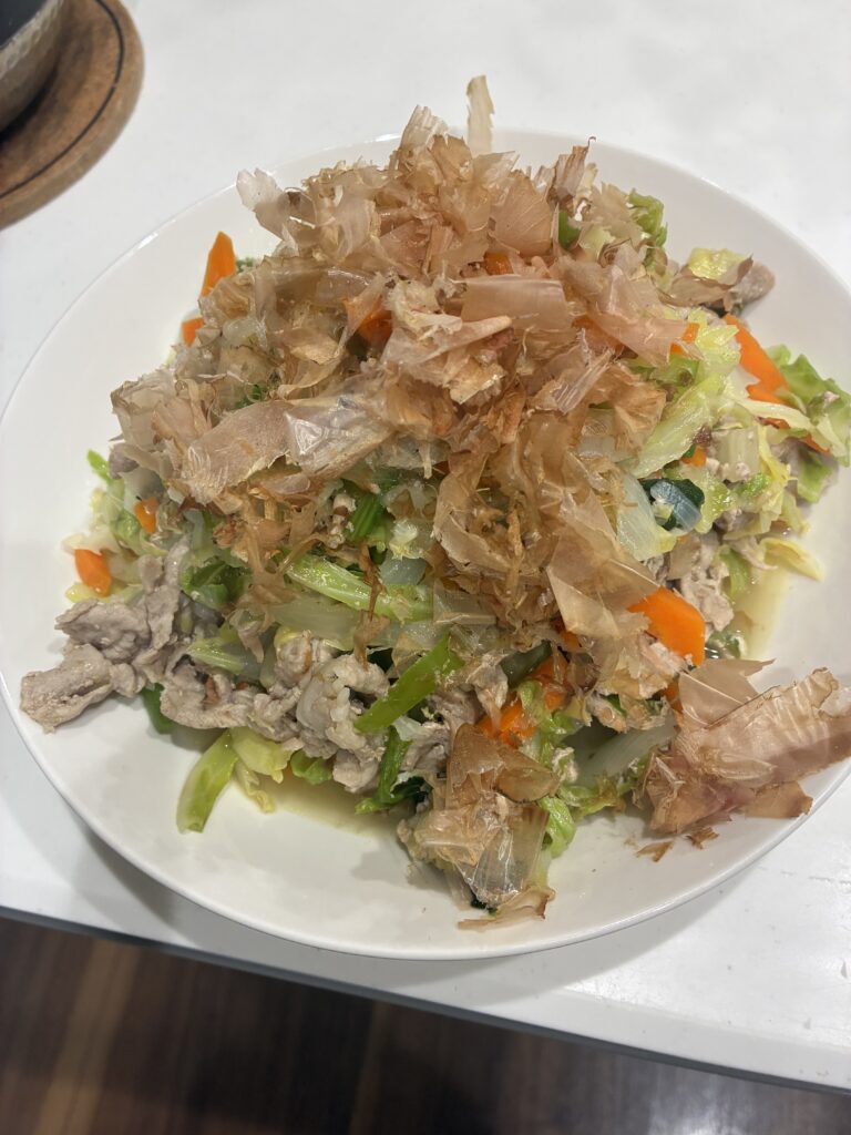 ホットクックで作った野菜炒めを盛り付け