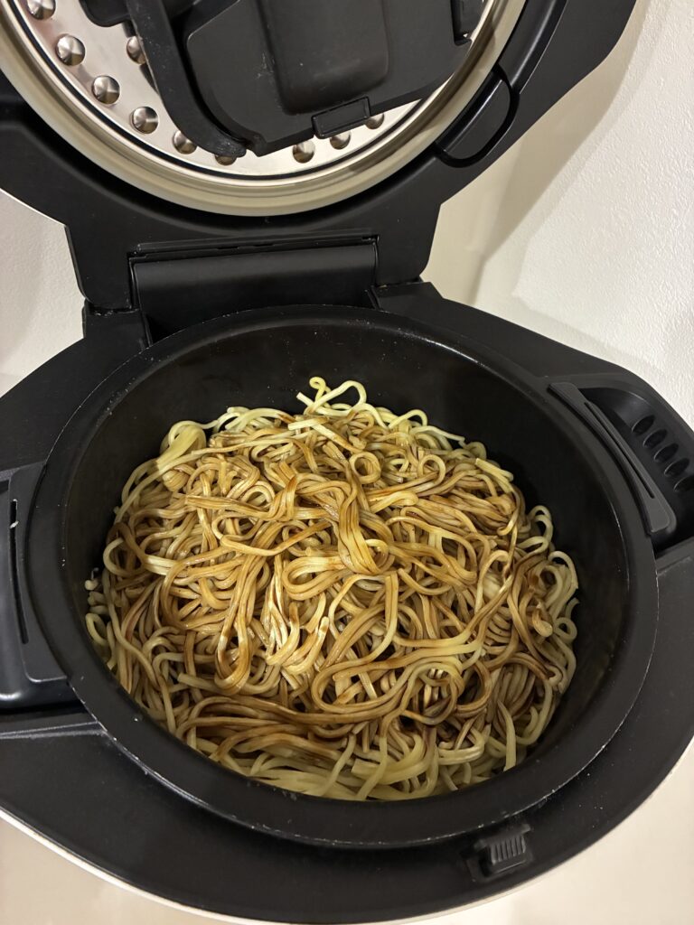 ホットクックに焼きそばの材料を入れた様子