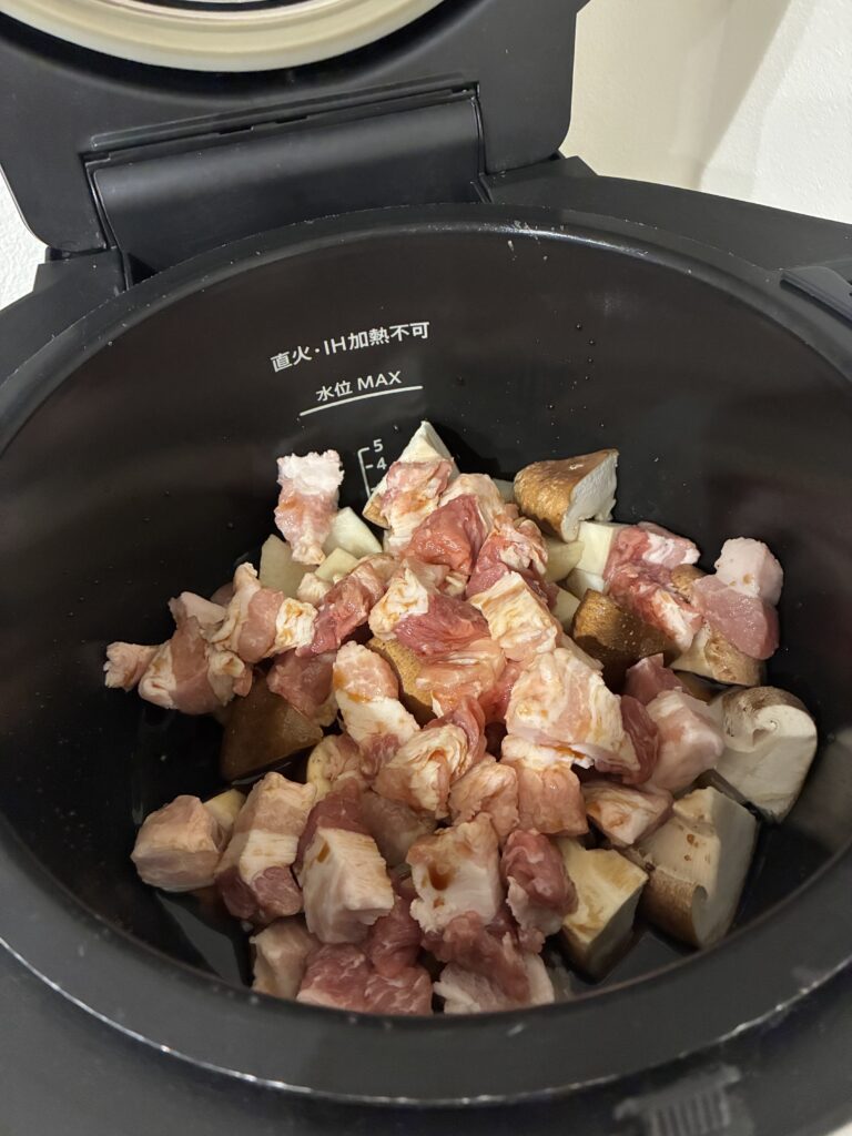 大根と豚バラ肉としいたけの煮物の材料をホットクックに入れた様子