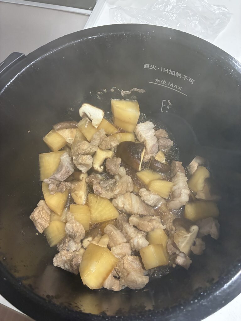大根と豚バラ肉としいたけの煮物が完成した様子