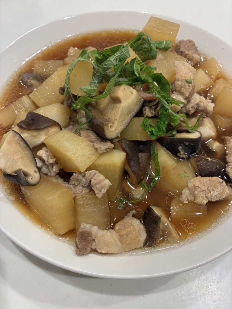 大根と豚バラ肉としいたけの煮物を盛り付けた様子